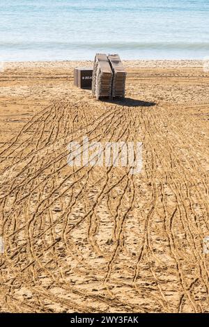 Un mucchio di lettini sulla spiaggia di Barcellona, Spagna Foto Stock