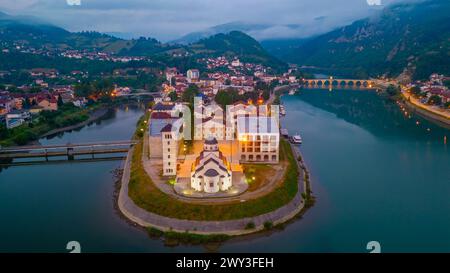 Vista notturna di Andricgrad in Bosnia ed Erzegovina Foto Stock