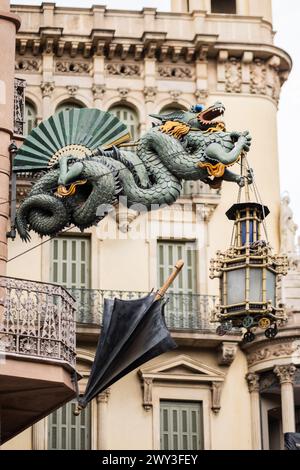 Un drago regge una lanterna sulla facciata di una casa sulle Ramblas a Barcellona, Spagna Foto Stock