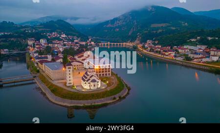 Vista notturna di Andricgrad in Bosnia ed Erzegovina Foto Stock