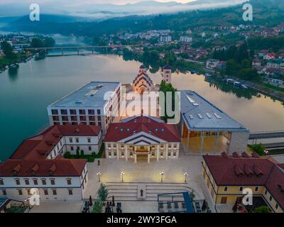 Vista notturna di Andricgrad in Bosnia ed Erzegovina Foto Stock