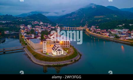 Vista notturna di Andricgrad in Bosnia ed Erzegovina Foto Stock