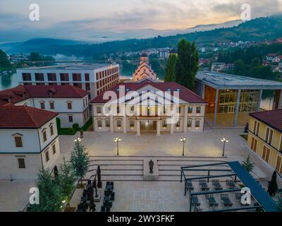 Vista notturna di Andricgrad in Bosnia ed Erzegovina Foto Stock