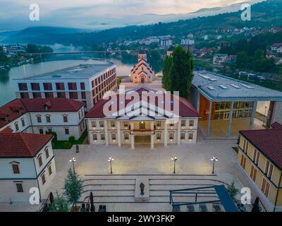 Vista notturna di Andricgrad in Bosnia ed Erzegovina Foto Stock