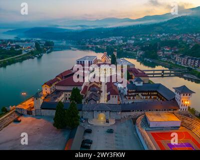 Vista notturna di Andricgrad in Bosnia ed Erzegovina Foto Stock