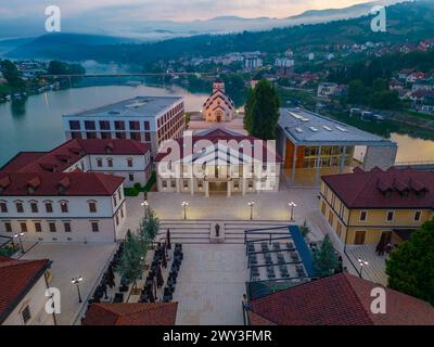 Vista notturna di Andricgrad in Bosnia ed Erzegovina Foto Stock