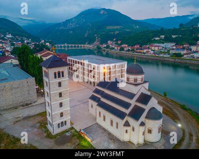 Vista notturna di Andricgrad in Bosnia ed Erzegovina Foto Stock