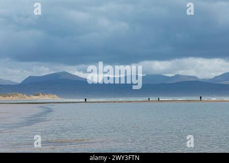 Spiaggia, gente, nuvole, montagne, LLanddwyn Bay, Newborough, Isola di Anglesey, Galles, Gran Bretagna Foto Stock