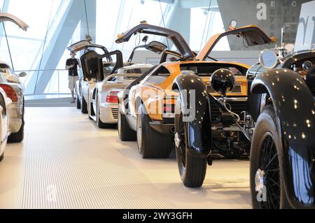 Museo, Museo Mercedes-Benz, Stoccarda, fila di auto sportive Mercedes-Benz e auto d'epoca con porte ad ali di gabbiano in uno showroom, Museo Mercedes-Benz Foto Stock