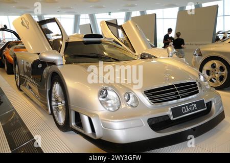 Museo, Museo Mercedes-Benz, Stoccarda, Una Mercedes-Benz CLK GTR argento con porte a gabbiano aperte in una mostra, Museo Mercedes-Benz, Stoccarda Foto Stock