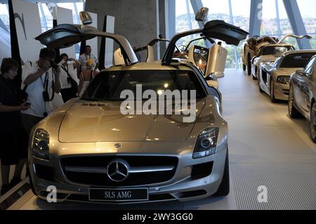 Museo, Museo Mercedes-Benz, Stoccarda, auto sportiva Mercedes SLS AMG argento con porte a gabbiano aperte in uno showroom, Museo Mercedes-Benz, Stoccarda Foto Stock