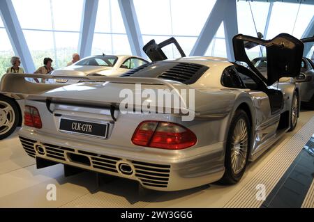 Museo, Museo Mercedes-Benz, Stoccarda, Un Mercedes-Benz CLK GTR argento in un museo di auto con il portellone aperto, Museo Mercedes-Benz, Stoccarda Foto Stock