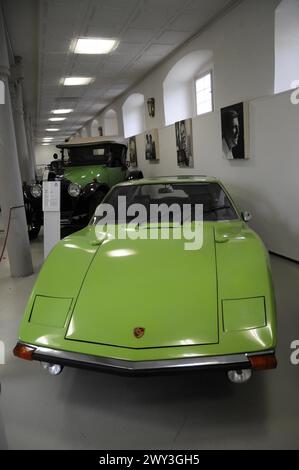 Deutsches Automuseum Langenburg, Green Porsche 914 targa sport car in a Museum, vista laterale, Deutsches Automuseum Langenburg, Langenburg Foto Stock