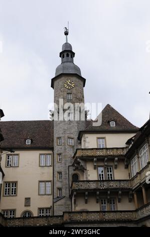Castello di Langenburg, la torre di un castello con orologio e decorazioni, di fronte a un cielo nuvoloso, castello di Langenburg, Langenburg, Baden-Wuerttemberg Foto Stock