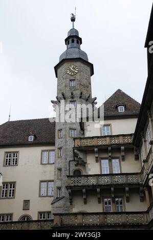 Castello di Langenburg, torre con orologio araldico e decorazioni architettoniche, castello di Langenburg, Langenburg, Baden-Wuerttemberg, Germania Foto Stock