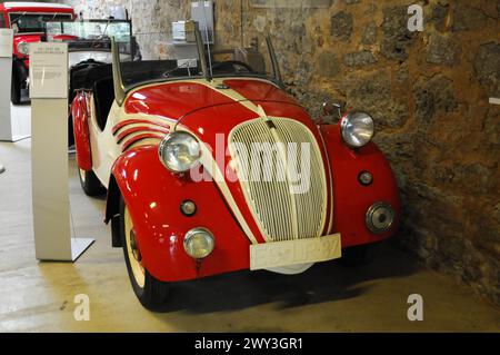 Deutsches Automuseum Langenburg, Un'auto d'epoca rossa esposta in un museo di automobili, che dimostra l'eleganza classica, Deutsches Automuseum Langenburg Foto Stock