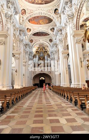 Cattedrale di Santo Stefano, Passau, lunga vista attraverso la navata con organo sullo sfondo e visitatori nelle vicinanze, Passau, Baviera, Germania Foto Stock