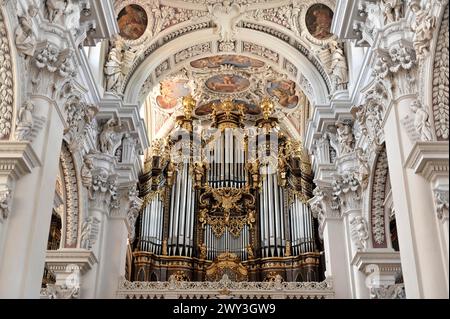 Cattedrale di Santo Stefano, Passau, vista dettagliata di un organo barocco della chiesa con decorazioni dorate, cattedrale di Santo Stefano, Passavia, Baviera, Germania Foto Stock