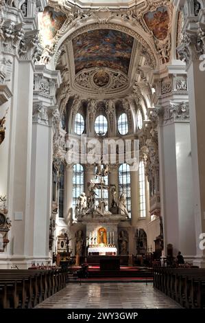 Cattedrale di Santo Stefano, Passau, chiesa barocca con affreschi e sculture ornate nell'area dell'altare, cattedrale di Santo Stefano, Passau, Baviera, Germania Foto Stock