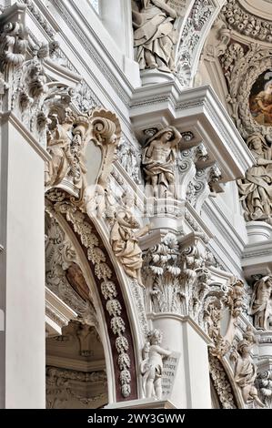 Cattedrale di Santo Stefano, Passau, dettaglio di stucchi barocchi con sculture all'interno di una chiesa, cattedrale di Santo Stefano, Passau, Baviera, Germania Foto Stock