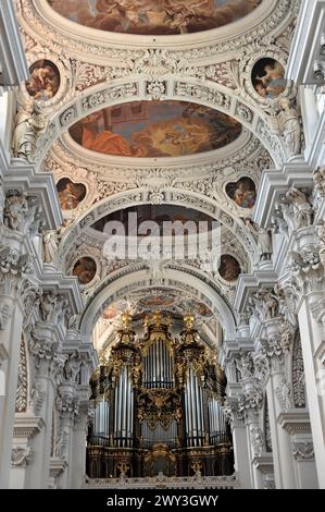 Cattedrale di Santo Stefano, Passavia, vista dell'organo e degli affreschi sul soffitto all'interno di una chiesa barocca, cattedrale di Santo Stefano, Passavia, Baviera, Germania Foto Stock