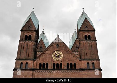 Chiesa del Redentore, inizio della costruzione 1903, Bad Homburg v. d. Hoehe, Assia, Una maestosa chiesa neo-romanica con torri impressionanti Foto Stock