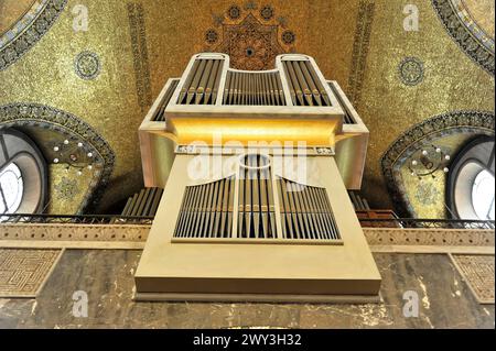 Chiesa del Redentore, inizio della costruzione 1903, Bad Homburg v. d. Hoehe, Assia, Vista frontale di un organo all'interno di una chiesa dorata Foto Stock