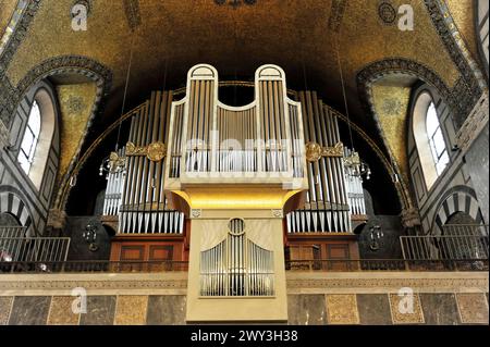 Chiesa del Redentore, inizio della costruzione 1903, Bad Homburg v. d. Hoehe, Assia, colorato organo della chiesa con mosaico d'oro sullo sfondo sopra a. Foto Stock