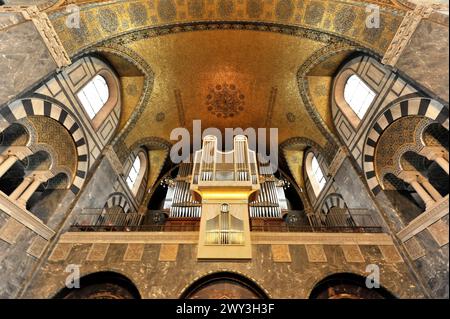 Chiesa del Redentore, inizio della costruzione 1903, Bad Homburg v. d. Hoehe, Assia, Germania, Vista verso l'alto per le canne d'organo, una galleria e la cupola Foto Stock