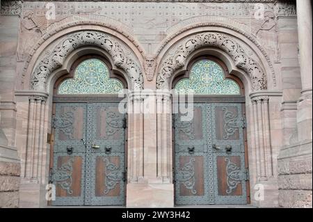 Chiesa del Redentore, inizio della costruzione 1903, Bad Homburg v. d. Hoehe, Assia, primo piano di porte ornate in legno di una chiesa con porte ornate Foto Stock