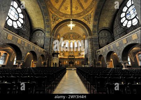 Chiesa del Redentore, inizio della costruzione 1903, Bad Homburg v. d. Hoehe, Assia, Germania, spazioso interno della chiesa con paie e una cupola, decorata Foto Stock
