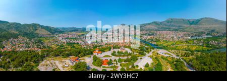 Vista panoramica della città bosniaca di Trebinje e del tempio Hercegovacka Gracanica Foto Stock