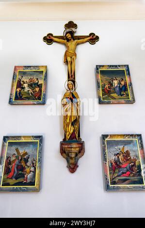 Crocifisso con statua della Vergine Maria e stazioni della Croce, Chiesa di Sant'Alessandro e San Giorgio, Memhoelz, Allgaeu, Svevia, Baviera, Germania Foto Stock