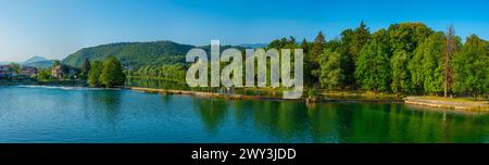 Lungofiume di una nella città bosniaca di Bihac Foto Stock