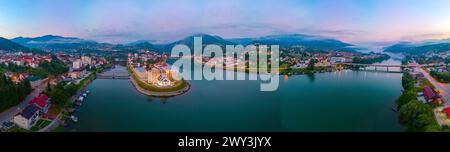 Vista all'alba di Andricgrad in Bosnia ed Erzegovina Foto Stock