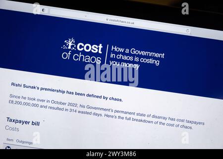 Londra, Regno Unito. 3 aprile 2024. Uno schermo per laptop mostra un sito web della campagna del Partito Laburista che critica l'ammontare della spesa pubblica sotto Rishi Sunak a Londra. Lanciato un mese prima delle elezioni locali del 2 maggio, ëCost di Chaosí mira a contabilizzare il costo delle decisioni prese dal primo ministro, inclusa la demolizione della parte settentrionale del progetto ferroviario HS2. (Foto di Tejas Sandhu/SOPA Images/Sipa USA) credito: SIPA USA/Alamy Live News Foto Stock