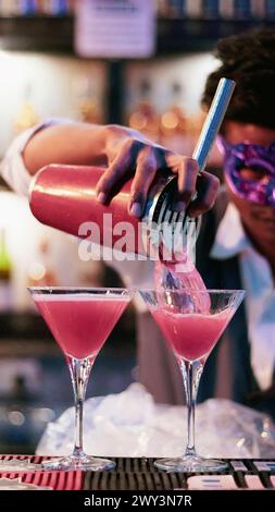 25 marzo 2023, Pune, Maharashtra, India. Barman che versa un Martini, bevanda alcolica Foto Stock