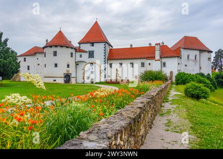 Fortezza bianca che ospita un museo cittadino nella città croata di Varazdin Foto Stock