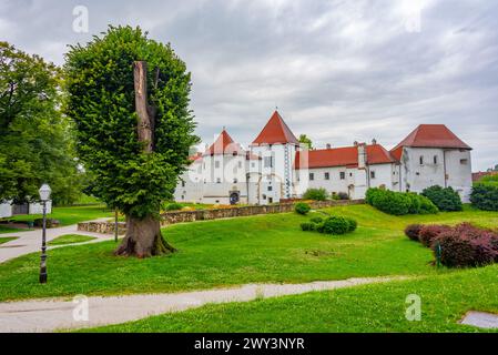 Fortezza bianca che ospita un museo cittadino nella città croata di Varazdin Foto Stock