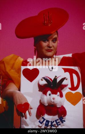Alles Nichts Oder ?!, RTL Comedy Spielshow, Deutschland, 1991, Moderatorin Hella von Sinnen (im Spielshow-Kostüm). Alles Nichts Oder?!, TV Comedy game show, Germania, 1991, con Hella von Sinnen (vestita in un costume comico). Foto Stock