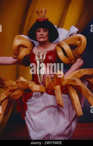 Alles Nichts Oder ?!, RTL Comedy Spielshow, Deutschland, 1991, Moderatorin Hella von Sinnen (im Spielshow-Kostüm). Alles Nichts Oder?!, TV Comedy game show, Germania, 1991, con Hella von Sinnen (vestita in un costume comico). Foto Stock
