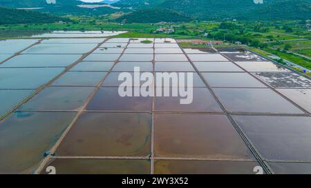 Vista aerea delle saline a stagno in Croazia Foto Stock