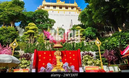 Un piccolo e affascinante santuario di fronte ad un grande edificio Foto Stock