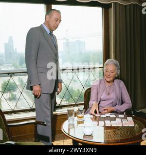 Derrick, ZDF Krimi-serie, Deutschland, 1979, Regie: Helmuth Ashley, Folge: Ein Kongress a Berlino, Szene: Horst Tappert, Angelika Salloker, alias Angela Salloker beim Patience legen (Karten legen). Foto Stock