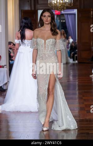 New York, Stati Uniti. 2 aprile 2024. Un modello cammina sulla pista all'Idan Cohen Bridal Spring 2025 Runway Show presso la St Regis Hotel a New York City, USA, il 2 aprile 2024. (Foto di Thenews2/NurPhoto) crediti: NurPhoto SRL/Alamy Live News Foto Stock