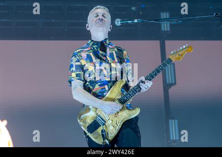 Mantova, Italia. 3 aprile 2024. Max Casacci dei Subsonica sta suonando la chitarra durante il Subsonica 2024 Tour al PalaUnical di Mantova, il 3 aprile 2024. (Foto di Roberto Tommasini/NurPhoto) credito: NurPhoto SRL/Alamy Live News Foto Stock