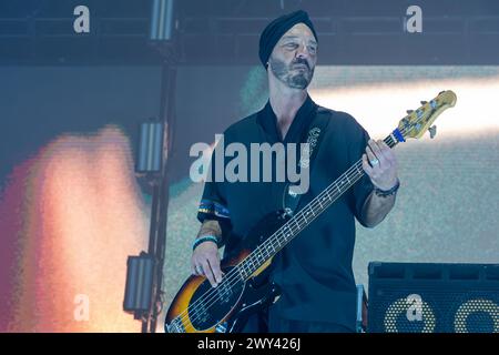 Mantova, Italia. 3 aprile 2024. Vicio, pseudonimo di Luca vicini, sta suonando il basso durante il Subsonica 2024 Tour al PalaUnical di Mantova, il 3 aprile 2024. (Foto di Roberto Tommasini/NurPhoto) credito: NurPhoto SRL/Alamy Live News Foto Stock