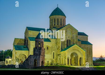 Vista all'alba della Cattedrale di Bagrati a Kutaisi, Georgia Foto Stock