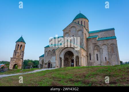 Vista all'alba della Cattedrale di Bagrati a Kutaisi, Georgia Foto Stock