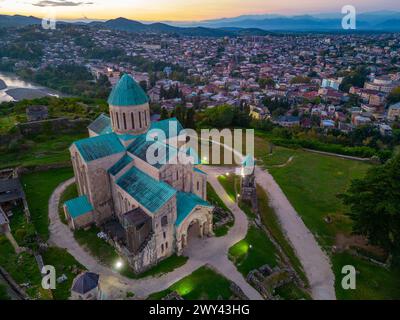 Vista all'alba della Cattedrale di Bagrati a Kutaisi, Georgia Foto Stock